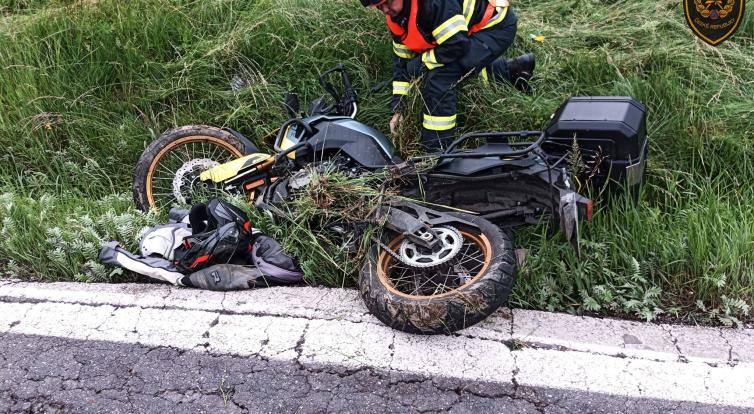 Čtvrteční série dopravních nehod: srážka osobního vozidla s autobusem, zraněný cyklista i havárie motorkáře 