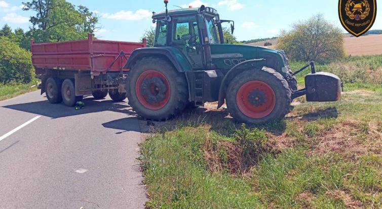 Tragická nehoda u Bílovic: motorka se srazila s traktorem, jedna osoba zemřela