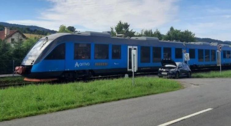 Řidička osobáku vjela na železniční přejezd ve chvíli, kdy tudy projížděl vlak