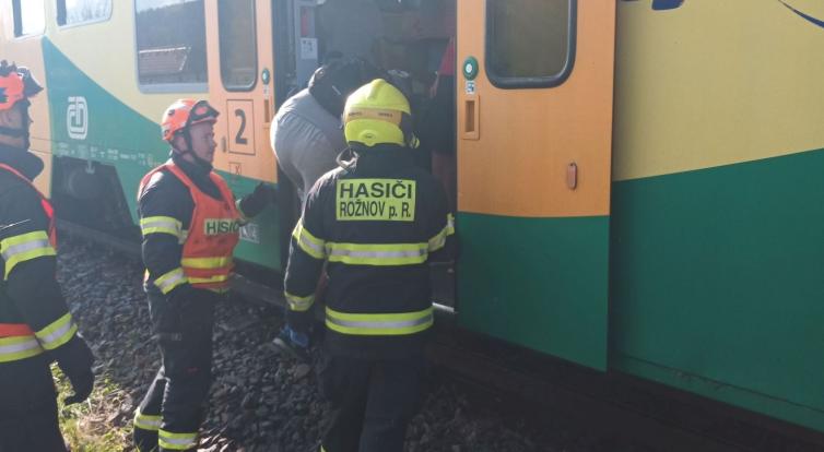 V Rožnově pod Radhoštěm se srazil automobil s osobním vlakem. Jeden člověk zemřel