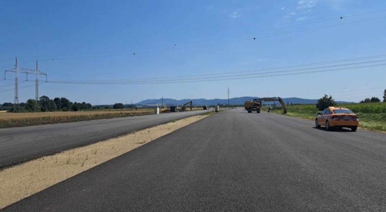 Část stavebních prací na výstavbě dálnice D49 mezi Hulínem a Fryštákem se zastavila