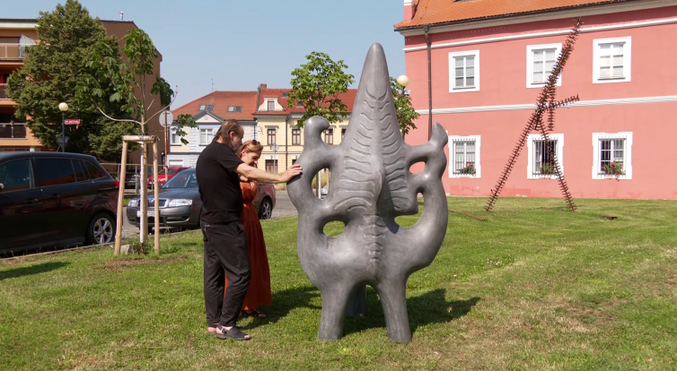 Před Galerií Slováckého muzea jsou nové Sochy pro město