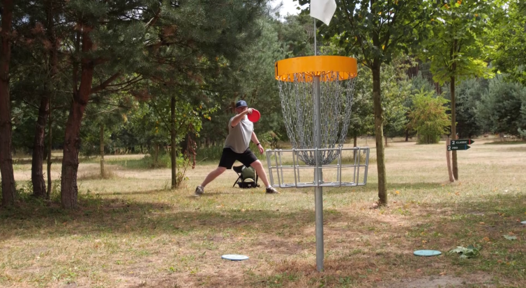 Vítězové Mistrovství ČR v diskgolfu v kategorii Masters si odnesli originální trofej