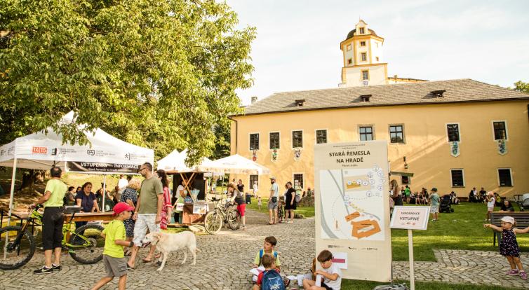 Stará řemesla na hradě Malenovice ukážou, jak se pralo prádlo popelem