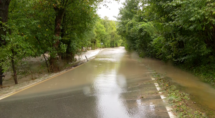 Rozlitá řeka zaplavila komunikace i sklepy