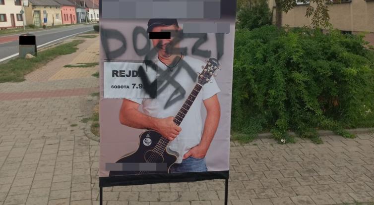 Neznámý pachatel poničil předvolební bannery a nasprejoval na ně hákový kříž