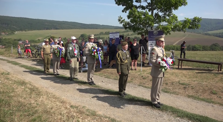 V Krhově uctili památku letců, kteří se zřítili v bitvě nad Bílými Karpaty