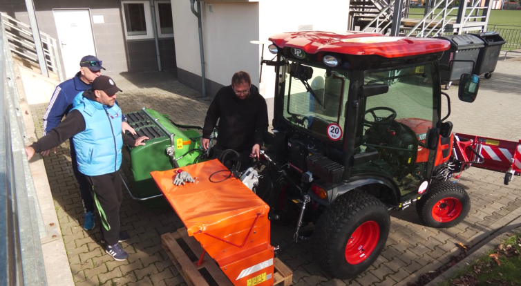 Nový traktor pomůže s údržbou městských sportovišť v Otrokovicích