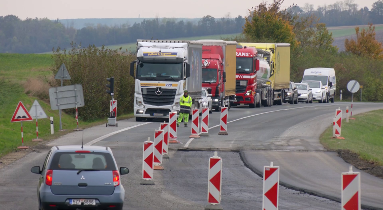 Zkouška nervů pro řidiče. Provoz na hlavním tahu na Slovensko řídí semafory