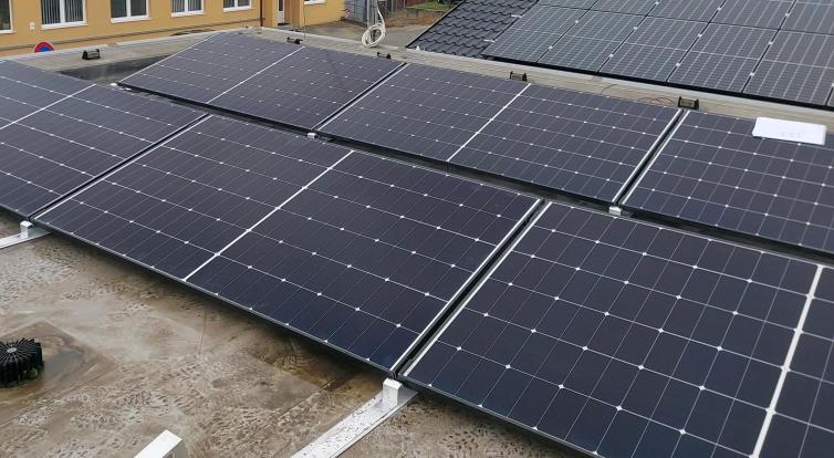 Záchranka instaluje fotovoltaiku na sedmi výjezdových základnách