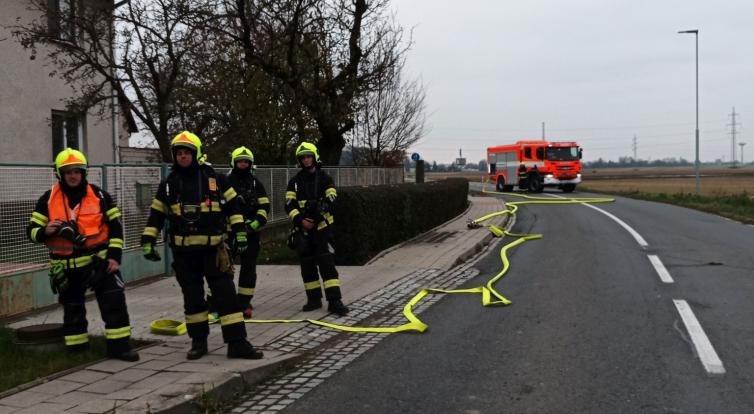 Kvůli silnému úniku plynu v rodinném domě museli hasiči evakuovat pět lidí