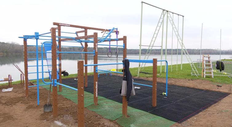 V areálu loděnice vyrostlo nové workoutové hřiště