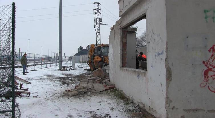 Veselské služby města bourají budovu, kde se scházejí problematické osoby