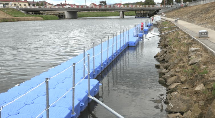 Nové plovoucí molo nabízí víc prostoru k zakotvení lodí