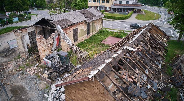 Revitalizace prostoru před vlakovým nádražím v Rožnově začala demolicí čtyř budov