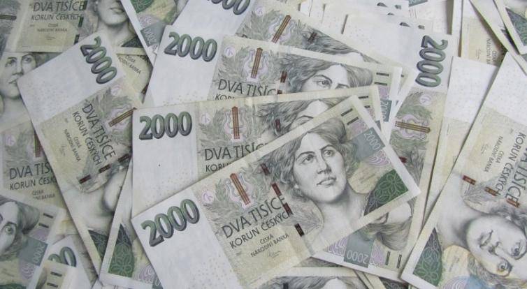 Zloději ukradli z nezamčeného vozidla téměř 54 tisíc korun. Užít si je nestihli