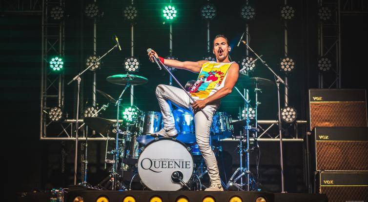 Slovácké léto odpálí show kapely Queenie. Premiéru budou mít šipky