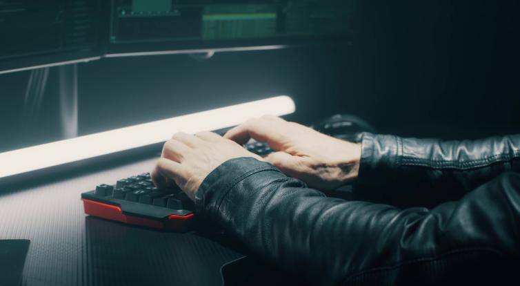 Stáhl erotické fotky z internetu a vydával se za ženu. Z nic netušícího muže vylákal přes 700 tisíc korun