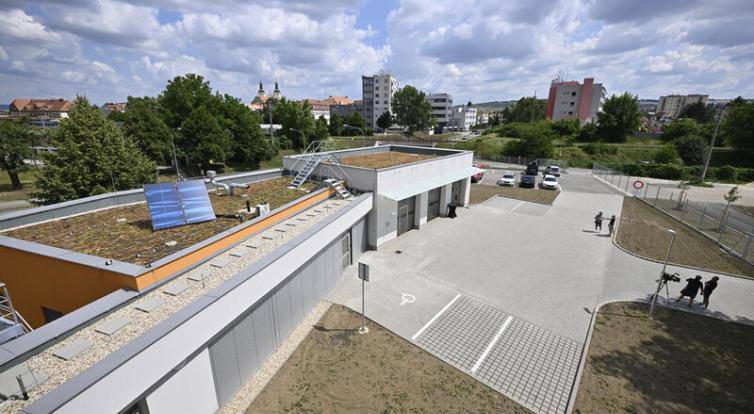 Nové garáže, zázemí i sklady. Přístavba výjezdové základny záchranné služby v Uherském Hradišti je hotová