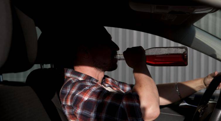 Manželé ze Vsetína se potkali na policejní služebně. Oba senioři řídili opilí