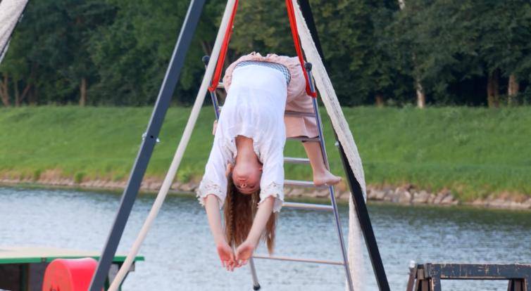 Cirkus LeGrando připlul se svou show na lodích po Moravě do Zašívárny U Osla