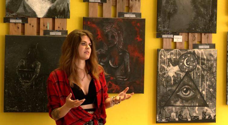 Eva Dvořáčková alias Dvořec představuje temné umění inspirované metalem