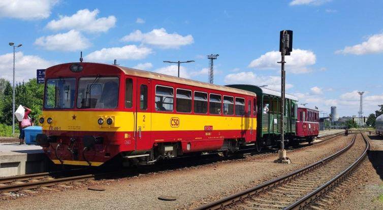 Na Zlínsku budou jezdit historické motoráčky. Retro autobus vypraví i DSZO