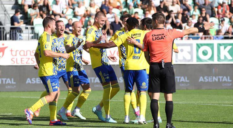 Fotbalisté Zlína zvítězili v Karviné. V ligové tabulce se dělí o první místo