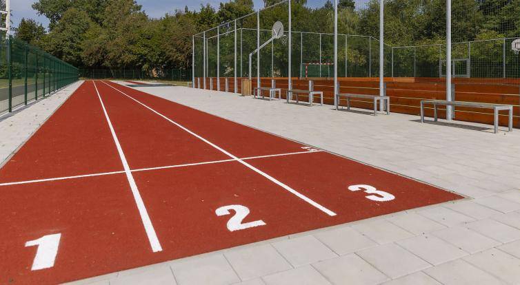 Zlínská zdravotnická škola má nový sportovní areál. Od příštího jara bude přístupný i pro veřejnost