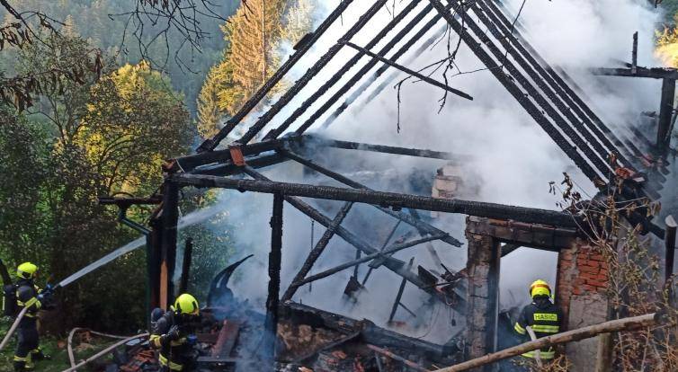 Rozsáhlý požár v Hutisku-Solanci likviduje pět jednotek hasičů