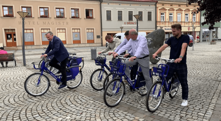Nová sdílená kola zpřístupňují ve Vsetíně ekologickou dopravu