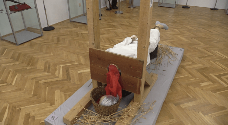 Expozici na zámečku vévodí gilotina v životní velikosti
