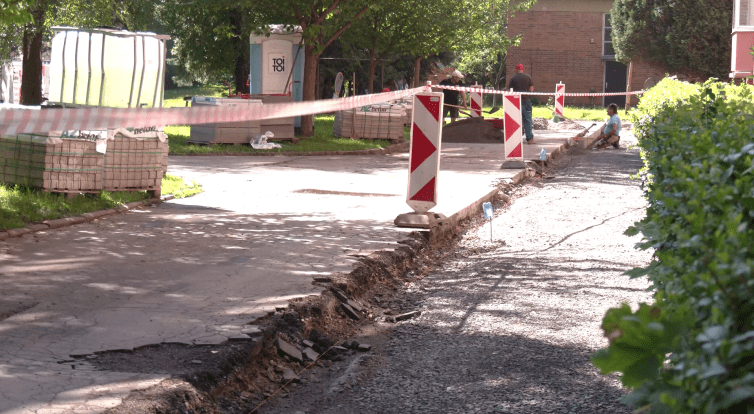 Ročně se v Otrokovicích opraví stovky metrů chodníků