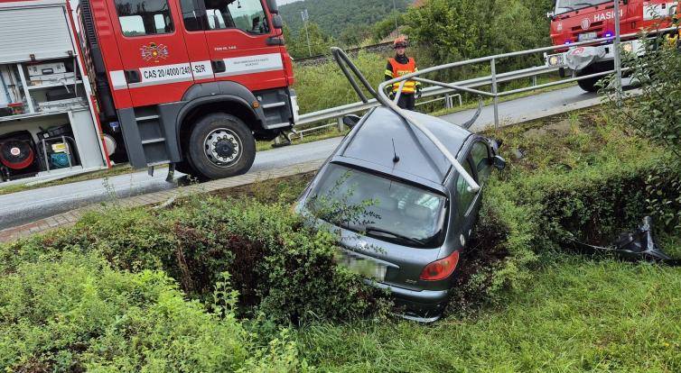 Nedělní dopravní nehody: Bouralo se do zábradlí a plotu, dva lidé se zranili