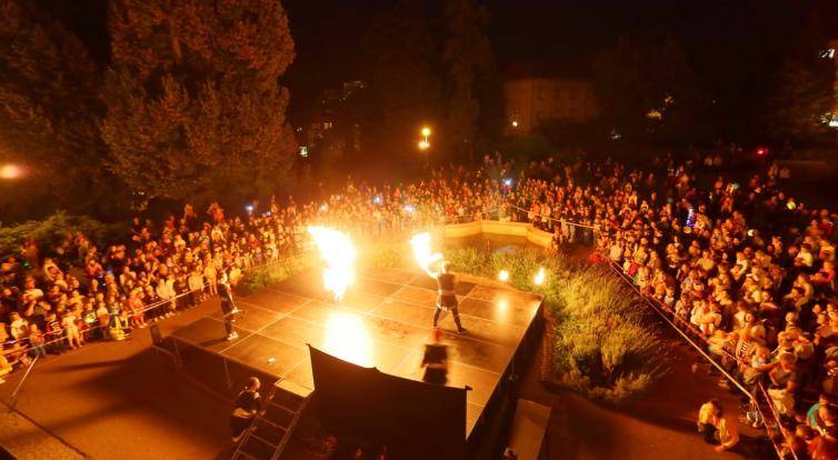 Tečku za létem udělá ve Zlíně Lampionový průvod. Jeho finále bude velkolepé