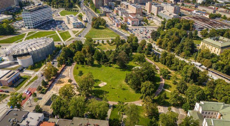 Zlínský park Komenského bojuje o titul Park čtvrtstoletí. Hlasujte pro něj v anketě