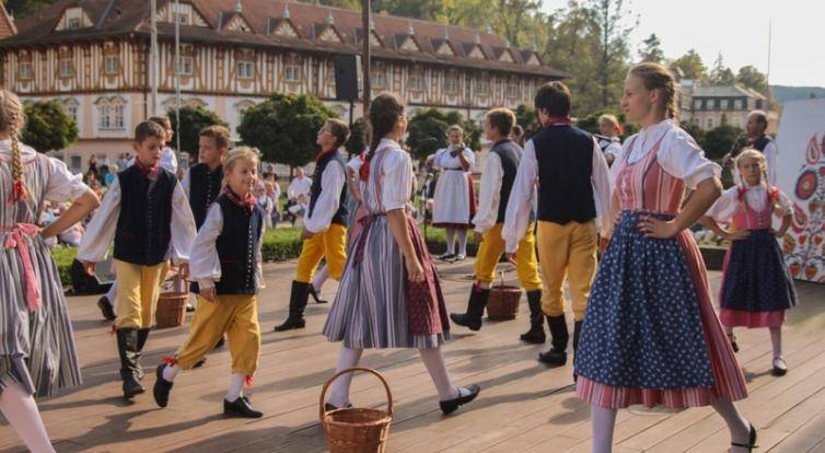 Luhačovice budou čtyři dny žít dětským folklorním festivalem Písní a tancem
