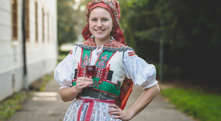 Zámecký ryneček nabídne folklor, víno, výstavu krojů i poutavé besedy