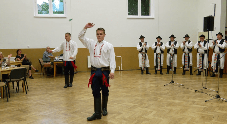 Zpívání na schodech představilo letošní páry stárků