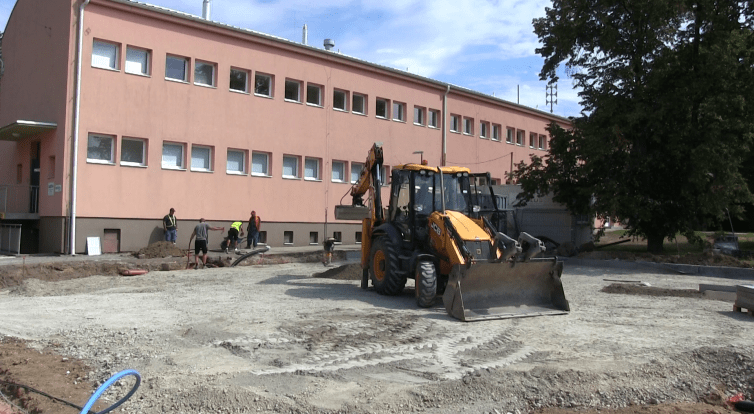 U Základní školy Hutník vzniká park i parkoviště