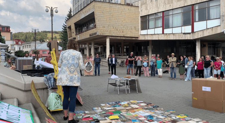 Ve Vsetíně se konal protest proti uzavření knihovny v Luhu