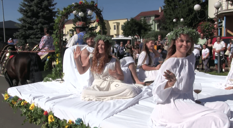 Krojované vinobraní nabídlo tradiční průvod i skupinu Kollárovci