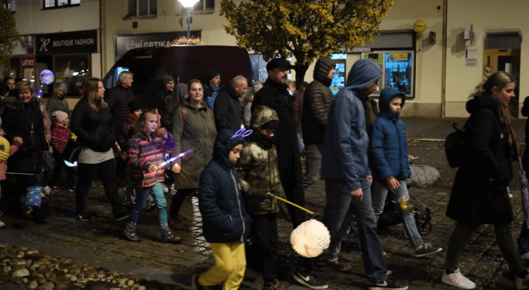 Státní svátek si děti v Kyjově připomněly na lampionovém průvodu