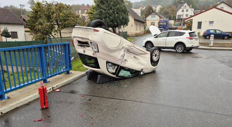 Silnici v Pozlovicích uzavřela ranní nehoda dvou osobních vozidel. Jedno skončilo převrácené na střeše