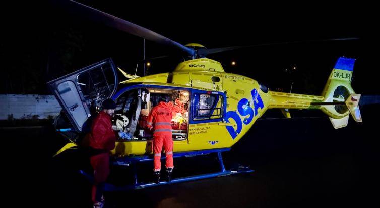 Noční výbuch v Uherském Brodě: Pro vážně popáleného muže letěl vrtulník