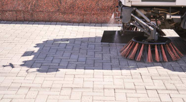 Od září zmizelo ze zlínských ulic přes 76 tun smetků. Efektivnímu úklidu brání špatně zaparkovaná auta