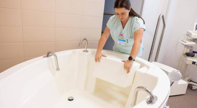 Nová porodní vana i pokoje s vlastní toaletou. Porodnice ve Vsetíně prošla modernizací