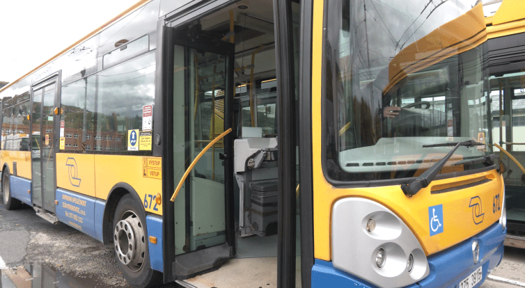 Povolání řidiče trolejbusů už není jen mužskou doménou