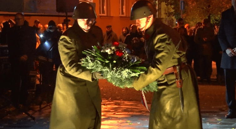 Státní svátek oslavili lidé lampionovým průvodem a ohňostrojem