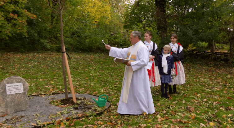 Včelaři oslavili 120. výročí založení spolku odhalením desky a posvěcením lípy 